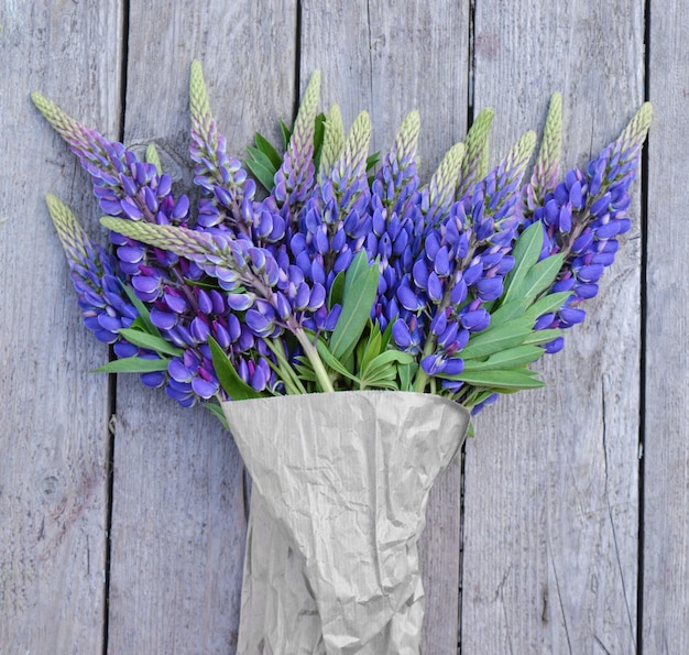 Bouquet de lupins sur fond de planches