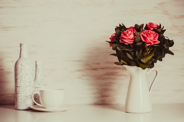 Bouquet de luxe de roses allongé sur un mur en bois. Espace de copie