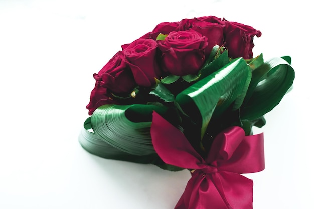 Bouquet de luxe de roses bordeaux sur fond de marbre belles fleurs comme amour de vacances présent le jour de la Saint-Valentin