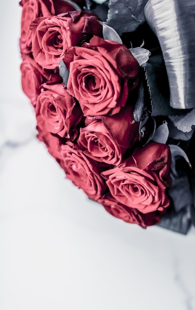 Bouquet de luxe de roses de corail sur fond de marbre belles fleurs comme amour de vacances présent le jour de la Saint-Valentin