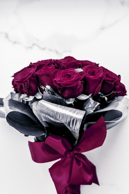 Bouquet de luxe de roses marrons sur fond de marbre belles fleurs comme amour de vacances présent le jour de la Saint-Valentin