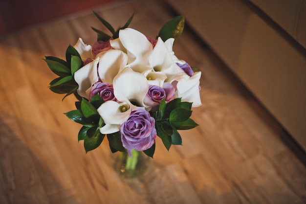 Bouquet de Lys dans un vase sur le sol 5712