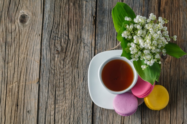 Bouquet de lys et tasse de thé