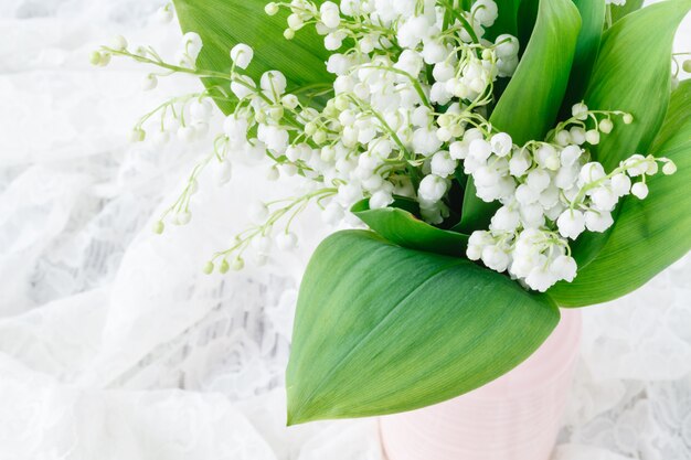 Bouquet de lys de la vallée sur un grunge en bois