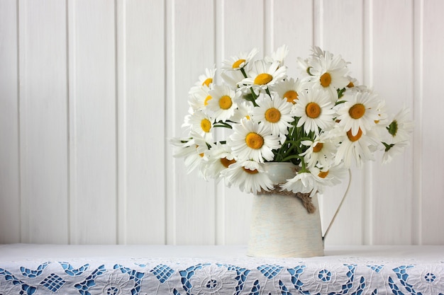 Bouquet de marguerites de jardin sur la table