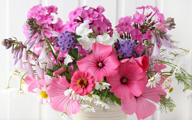 Bouquet de marguerites phlox en gros plan de fleurs blanches roses et violettes et autres