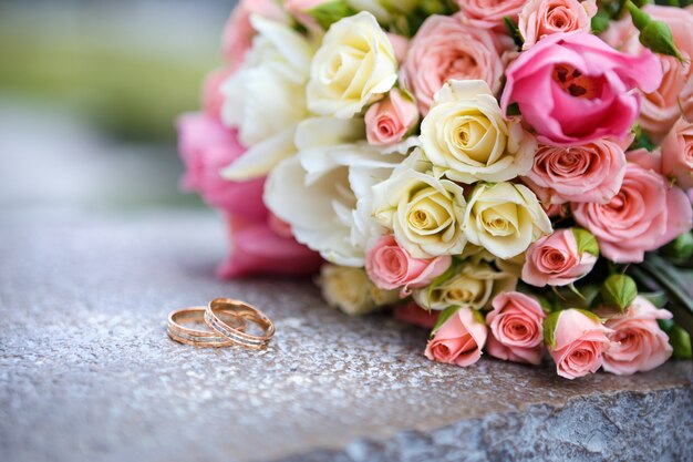 Bouquet de mariage et alliances pour les mariés