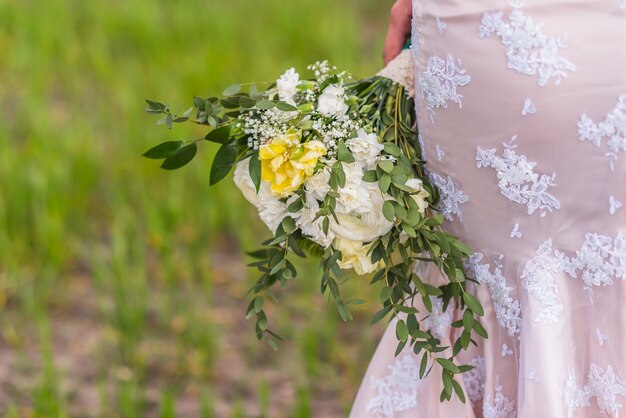 Bouquet De Mariage Dans Les Mains De La Mariée Sur Fond De Robe