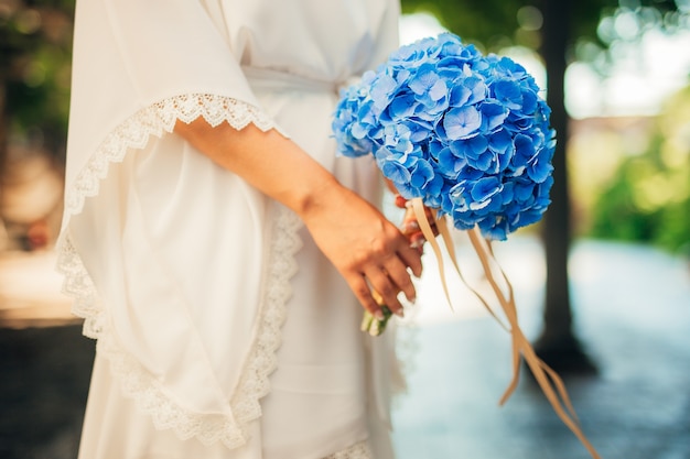 Photo bouquet de mariage dans les mains de la mariée