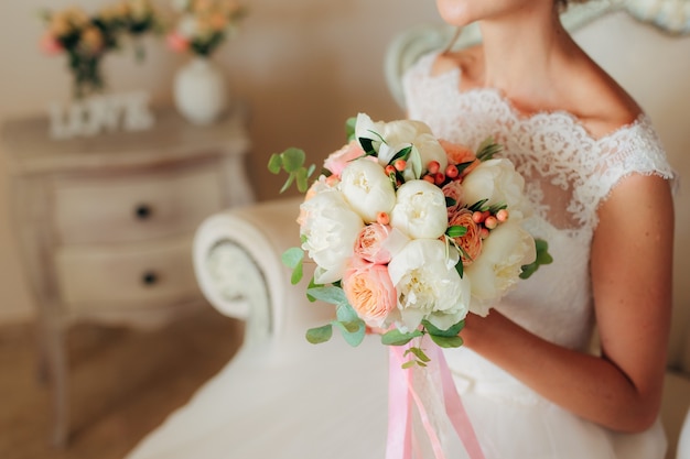 Bouquet de mariage dans les mains de la mariée