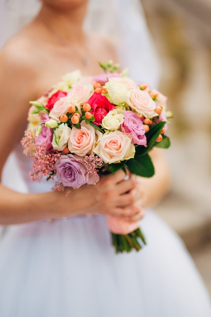 Bouquet de mariage dans les mains de la mariée