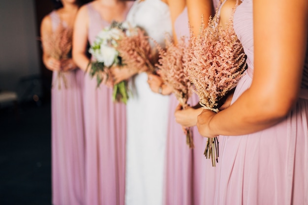 Bouquet de mariage dans les mains de la mariée