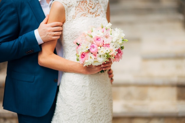 Bouquet de mariage dans les mains de la mariée