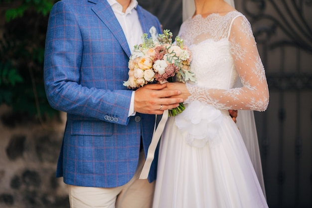 Bouquet de mariage dans les mains de la mariée