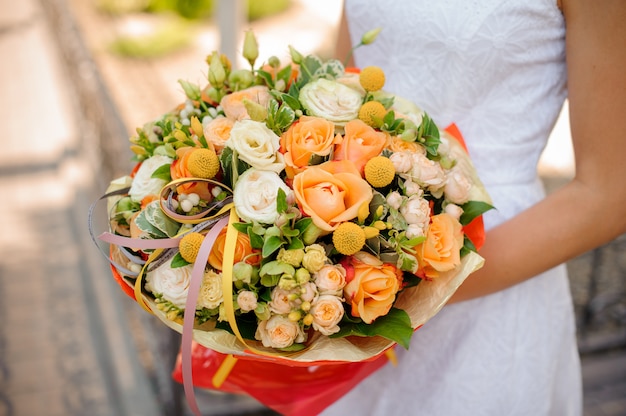 Bouquet de mariage doux et beau dans les mains de la femme