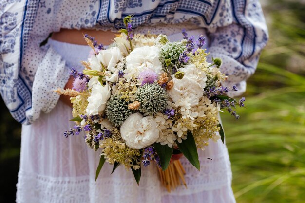 Bouquet de mariage éclectique élégant dans les mains de la mariée