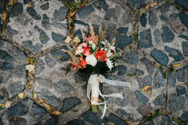 Bouquet de mariage élégant et coloré en fleur