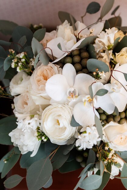 Bouquet de mariage élégant de fleurs fraîches et de verdure dans un seau