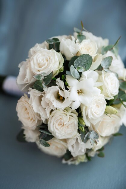 Bouquet de mariage élégant de fleurs naturelles fraîches et de verdure