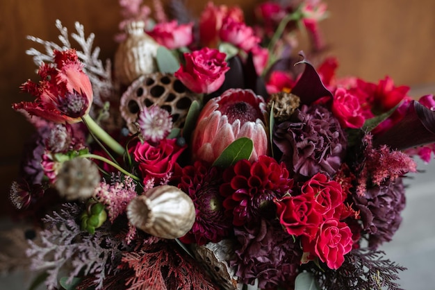 Bouquet de mariage élégant de fleurs naturelles fraîches et de verdure