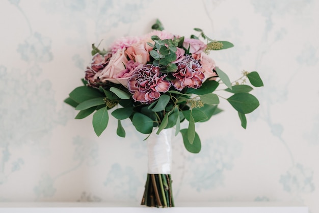 Bouquet de mariage élégant de fleurs naturelles fraîches et de verdure