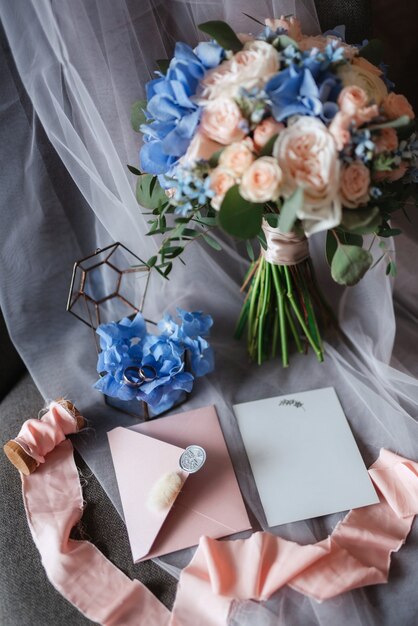 Bouquet de mariage élégant de fleurs naturelles fraîches et de verdure