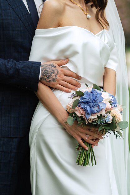 Bouquet de mariage élégant de fleurs naturelles fraîches et de verdure