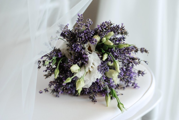 Bouquet de mariage élégant de lavande de fleurs naturelles fraîches et de verdure