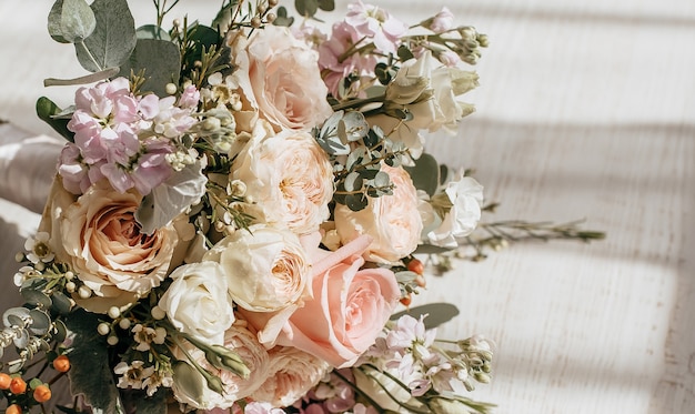 Bouquet de mariage de fleurs de pivoines sur le sol des jeunes mariés