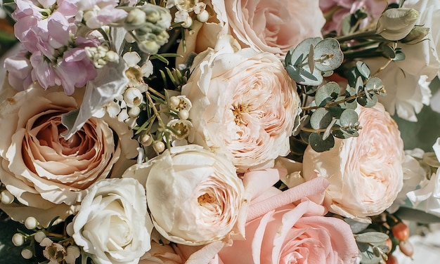 Bouquet de mariage de fleurs de pivoines sur le sol des jeunes mariés