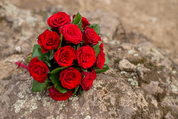 Bouquet de mariage fond et bagues.