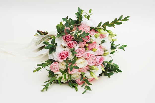 Bouquet de mariage frais à base de roses roses et blanches, de feuilles d'Eustoma et d'Eucalyptus, de belles fleurs isolées