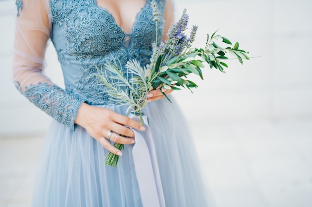 Bouquet de mariage lavande dans les mains de la mariée en dre whiteblue