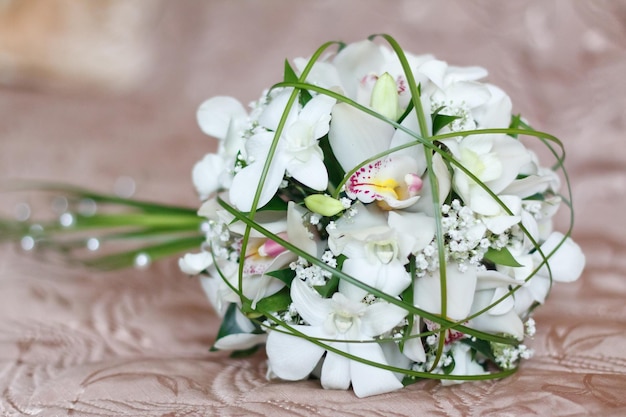 Bouquet de mariage lumineux de fleurs roses blanches d'été