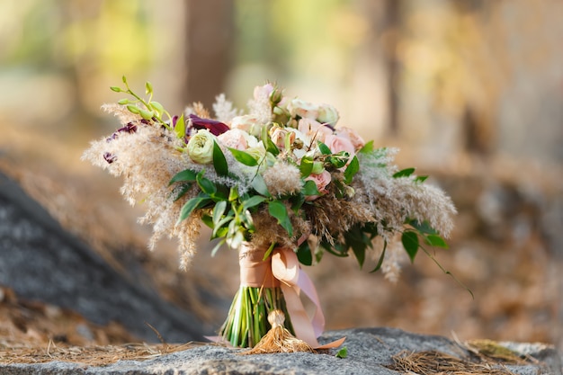 Bouquet de mariage moderne avec des fleurs riches