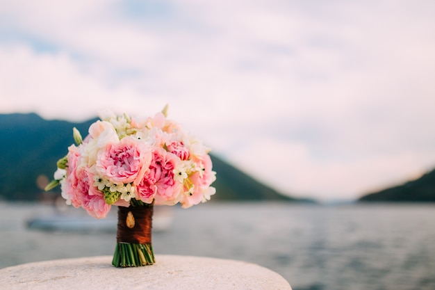 Un bouquet de mariage près de la mer