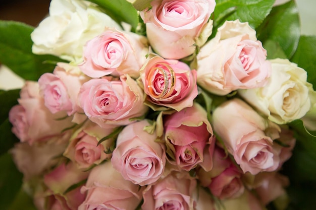 Bouquet de mariage de roses et anneaux de mariage