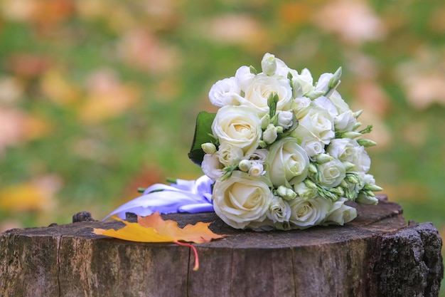 Bouquet de mariage sur une souche d'arbre