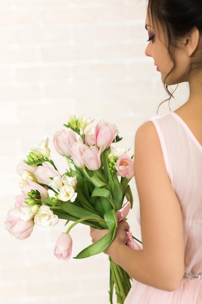 Bouquet de mariage de tulipes dans les mains de la mariée