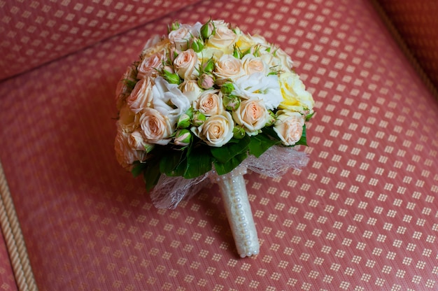 Bouquet de mariée allongé sur un canapé rouge