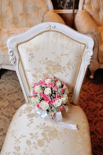 Bouquet de mariée allongé sur la chaise