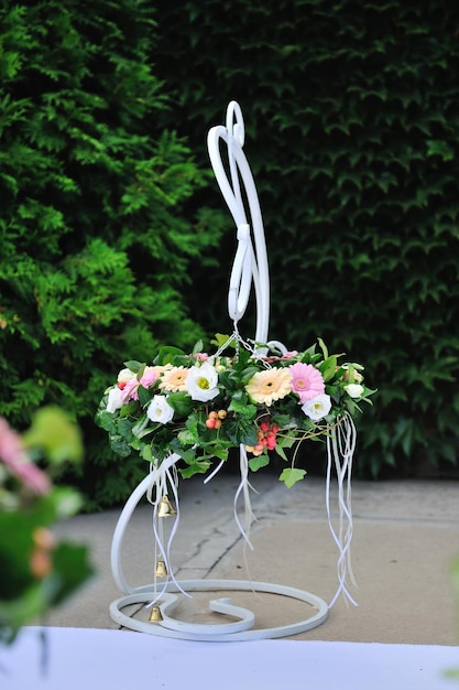 Bouquet de mariée allongé sur la chaise