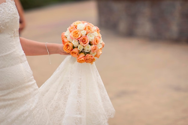 Bouquet de mariée aux mains de la mariée