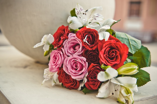 Bouquet de mariée et bague de mariage