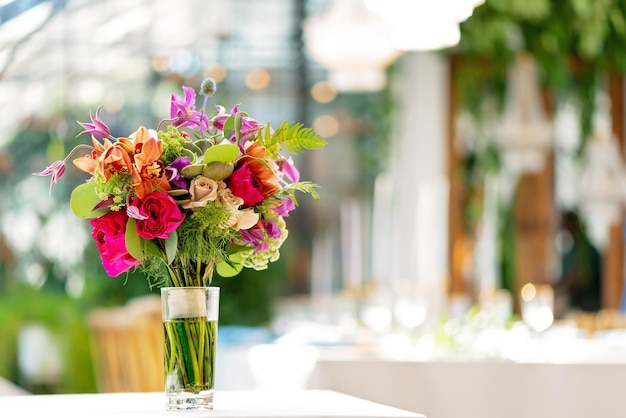 Bouquet de la mariée. Beau bouquet de fleurs de roses, plantes grasses, orchidées et chardons. Décorations de mariage. Mise au point sélective douce.