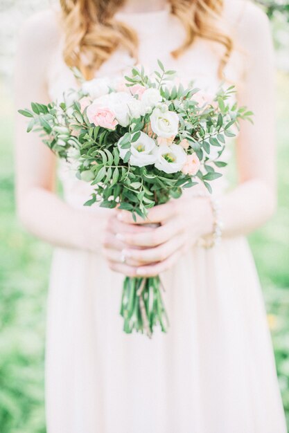 Bouquet de mariée beauté dans les mains de la mariée