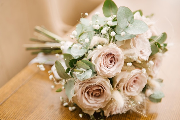 Le bouquet de la mariée et les beaux détails de la matinée de la mariée