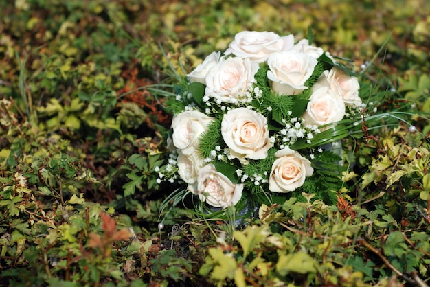 Le bouquet de mariée avec de belles roses blanches