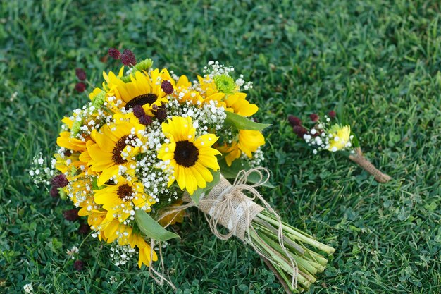 Bouquet de mariée et boutonnière pour le marié