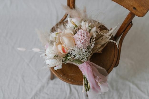 Bouquet de mariée sur chaise